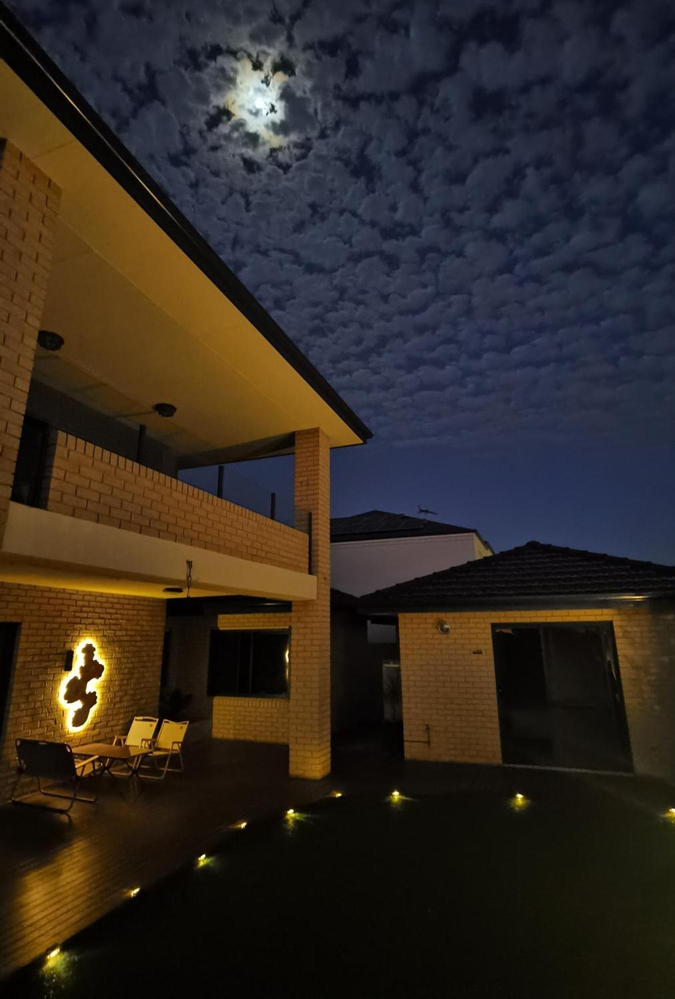Sunny Ocean View Retreat Apartment Perth Bagian luar foto