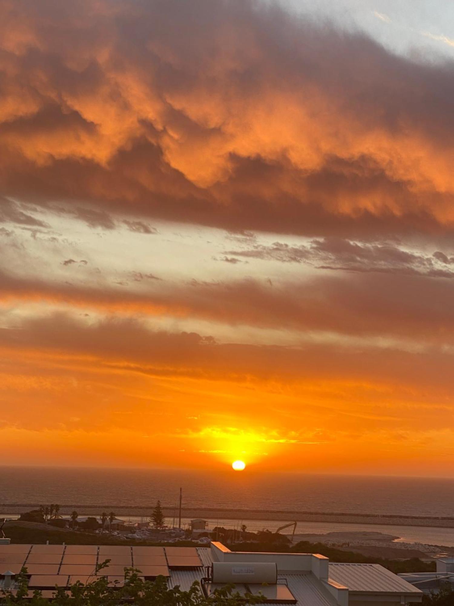 Sunny Ocean View Retreat Apartment Perth Bagian luar foto